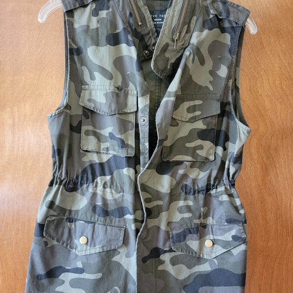 Love Tree Green Camouflage Utility Vest - Picture 1 of 4